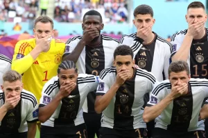 منتخب ألمانيا صحيفة إنجليزية: الجماهير تتهم ألمانيا بالنفاق بسبب أوزيل وموقفها في مونديال قطر 2022