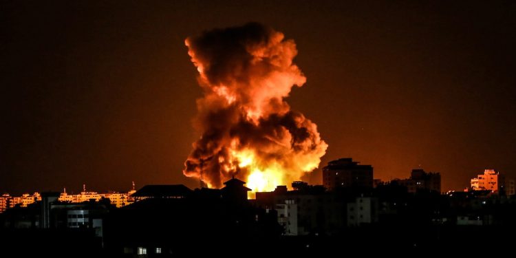 قوات الاحتلال تقصف مواقع المقاومة الفلسطينية في غزة