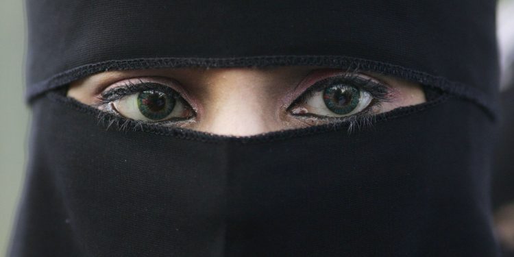 muslim woman wearing a niqab veil protests outside bangor news photo 1629460267 2048x1339 1 أول حوار مع المسلمة التي تعرضت للضرب والركل في شوارع إيطاليا.. ومرصد الأزهر: جرائم الكراهية إرهاب