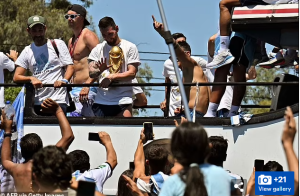 احتفال ميسي احتفالات صاخبة في منزل ميسي بمدينة روزاريو الأرجنتينية بعد الفوز بكأس العالم 2022 (فيديو)