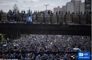استقبال الارجنتين احتفالات صاخبة في منزل ميسي بمدينة روزاريو الأرجنتينية بعد الفوز بكأس العالم 2022 (فيديو)