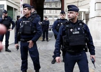 الشرطة الفرنسية تداهم حزب ماكرون وشركة أمريكية