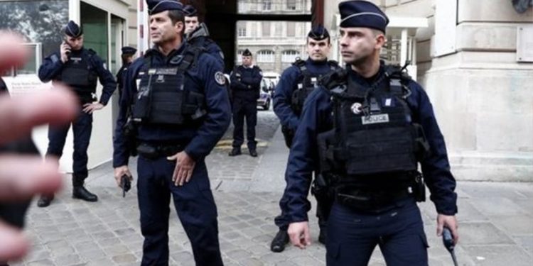 الشرطة الفرنسية تداهم حزب ماكرون وشركة أمريكية