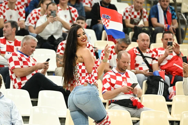 ايفانا 1 ملكة جمال كرواتيا تبكي عند مغادرتها قطر عقب إنتهاء كأس العالم 2022