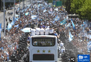 حافلة الارجنتين احتفالات صاخبة في منزل ميسي بمدينة روزاريو الأرجنتينية بعد الفوز بكأس العالم 2022 (فيديو)