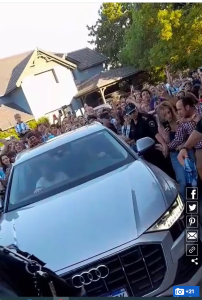 سيارة ميسي احتفالات صاخبة في منزل ميسي بمدينة روزاريو الأرجنتينية بعد الفوز بكأس العالم 2022 (فيديو)