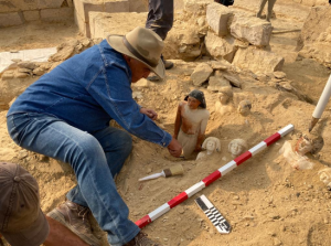 111 باب وهمي وتمثال لـ «ميسي»| زاهي حواس يكشف خبايا اكتشاف سقارة الأثري (صور)