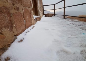الثلوج والأمطار تغطي جبل موسى بسانت كاترين