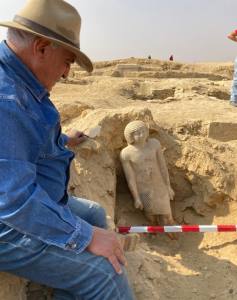 3333 باب وهمي وتمثال لـ «ميسي»| زاهي حواس يكشف خبايا اكتشاف سقارة الأثري (صور)