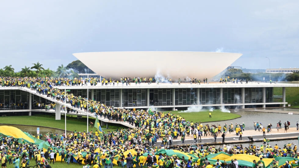 be94ce133b9fdd8a1707b58c938b158d63f4ab4b 1 آلاف البرازيليين يقتحمون القصر الرئاسي والبرلمان| صور
