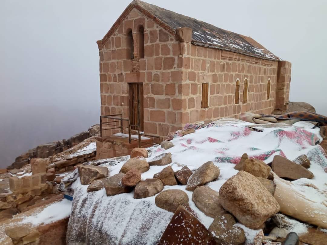 الثلوج صور| الثلوج تزين جبل موسى بسانت كاترين