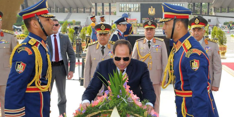 الرئيس السيسي احتفال عيد الشرطة الرئيس السيسي يضع إكليلا من الزهور على النصب التذكاري لشهداء الشرطة