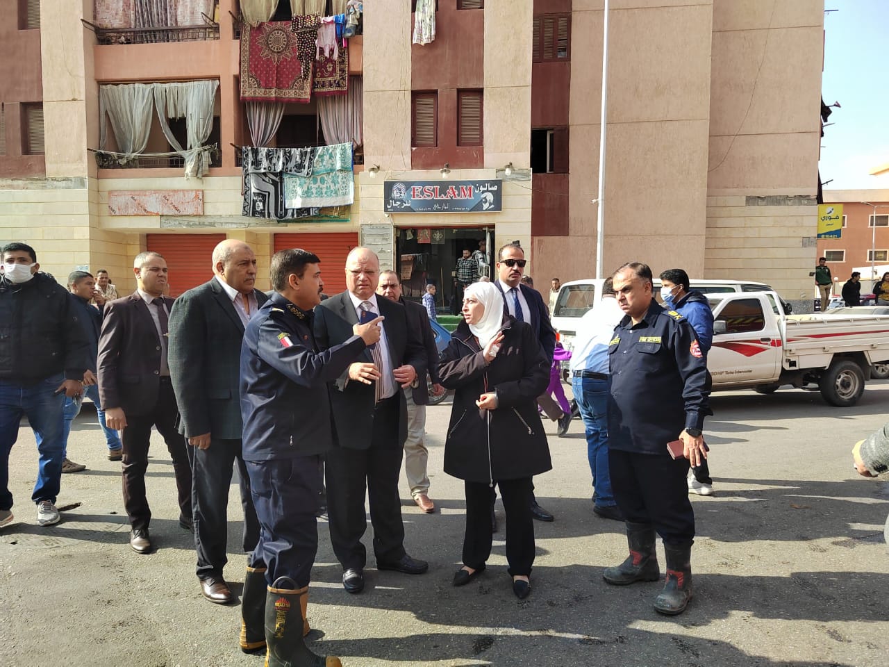 المحافظ يباشر المعاينة محافظ القاهرة يتفقد عملية إطفاء مركز التدريب المهنى بحى الأسمرات (صور)