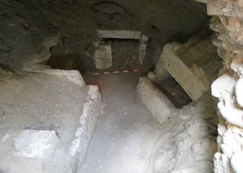 69 اكتشاف مقابر من العصر الفارسي والروماني بمنطقة البهنسا في المنيا