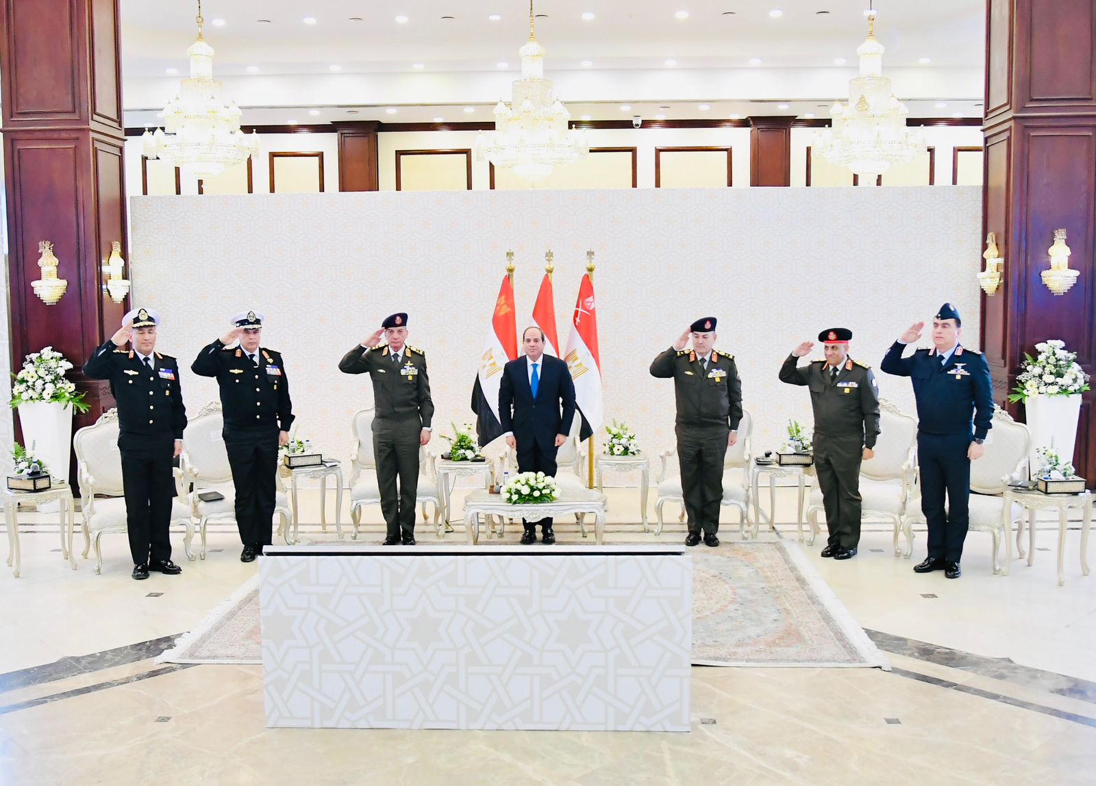1 2 3 تفاصيل اجتماع الرئيس السيسي بقادة القوات المسلحة عقب صلاة الجمعة
