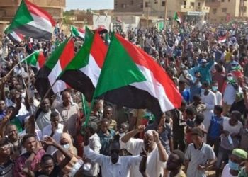 سودانيون يعبرون الحدود إلى مصر