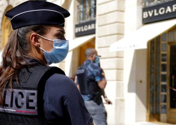 FILE PHOTO: French police stand in front of the Bulgari jewellery store following a robbery at Place Vendome in Paris, France, September 7, 2021. REUTERS/Eric Gaillard/File Photo