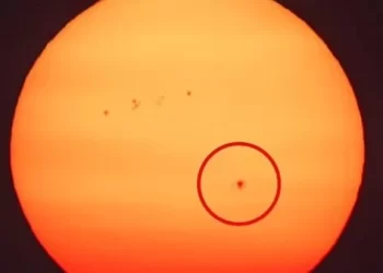 773 تهدد الحياة.. بقعة سوداء غامضة على سطح الشمس تثير مخاوف العلماء