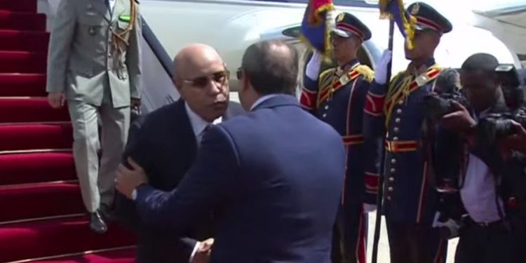 1 23 الرئيس السيسي يستقبل رئيس موريتانيا على سلم الطائرة| فيديو