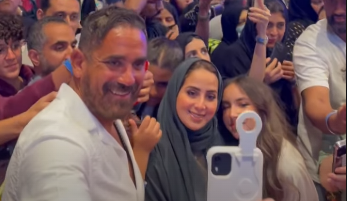 puokjpouj الجمهور السعودي يلتف حول أمير كرارة في عرض فيلم البعبع.. شاهد