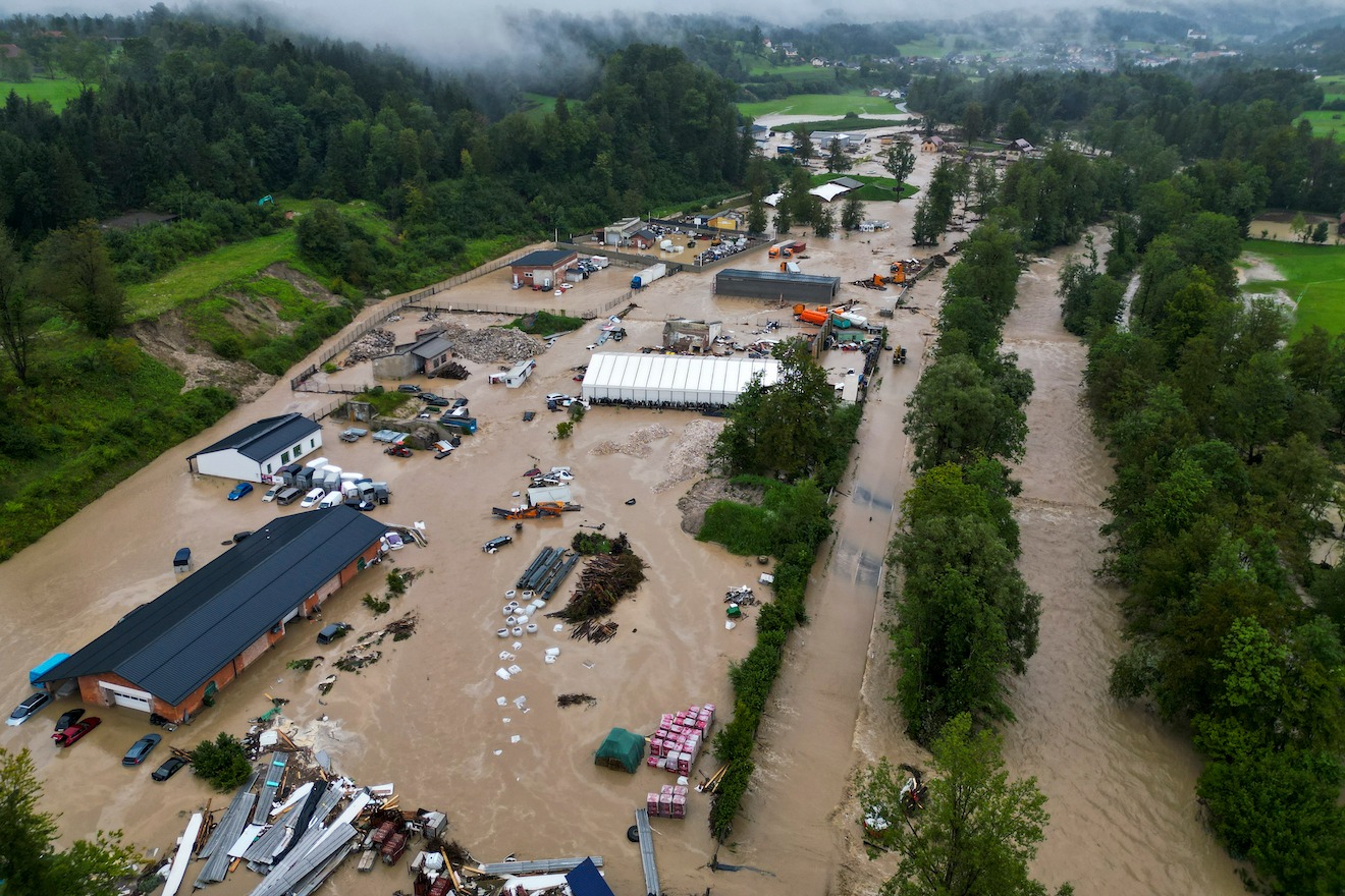 1 18 فيضانات سلوفينيا تفاجئ أوروبا وتدمر كل شئ.. ومصر: نقف إلى جواركم 