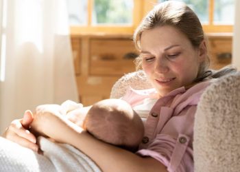 Main breastfeeding 5 مواد غذائية يجب على كل أم مرضعة تجنبها