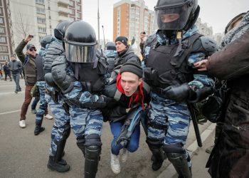 Police officers detain a participant of a Russian nationalist march on National Unity Day in Moscow, Russia November 4, 2017. REUTERS/Maxim Shemetov     TPX IMAGES OF THE DAY