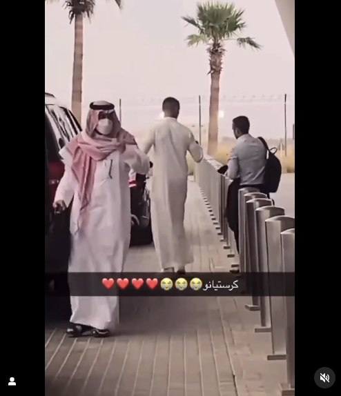 حاهنغحخانغحخ إرتدي الجلباب.. سعودي يصور رونالدو أثناء توجهه لسيارته وملابسه مفاجأة