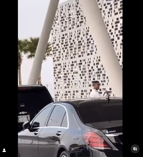 حغخانحغخ 1 إرتدي الجلباب.. سعودي يصور رونالدو أثناء توجهه لسيارته وملابسه مفاجأة