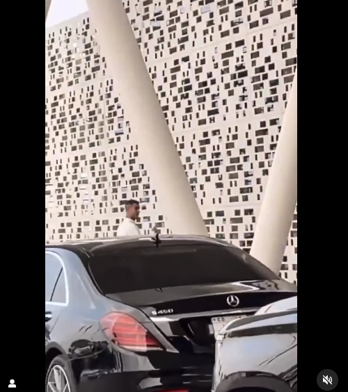 خفهاخغهاخغ إرتدي الجلباب.. سعودي يصور رونالدو أثناء توجهه لسيارته وملابسه مفاجأة