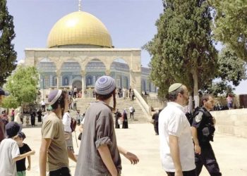 2158817 0 مستوطنون إسرائيليون يقتحموا المسجد الأقصي تحت حماية الإحتلال