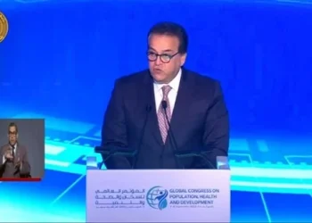 8 الاف مولود يوميا .. وزير الصحة يفجر مفاجأة عن التعداد السكاني في مصر 