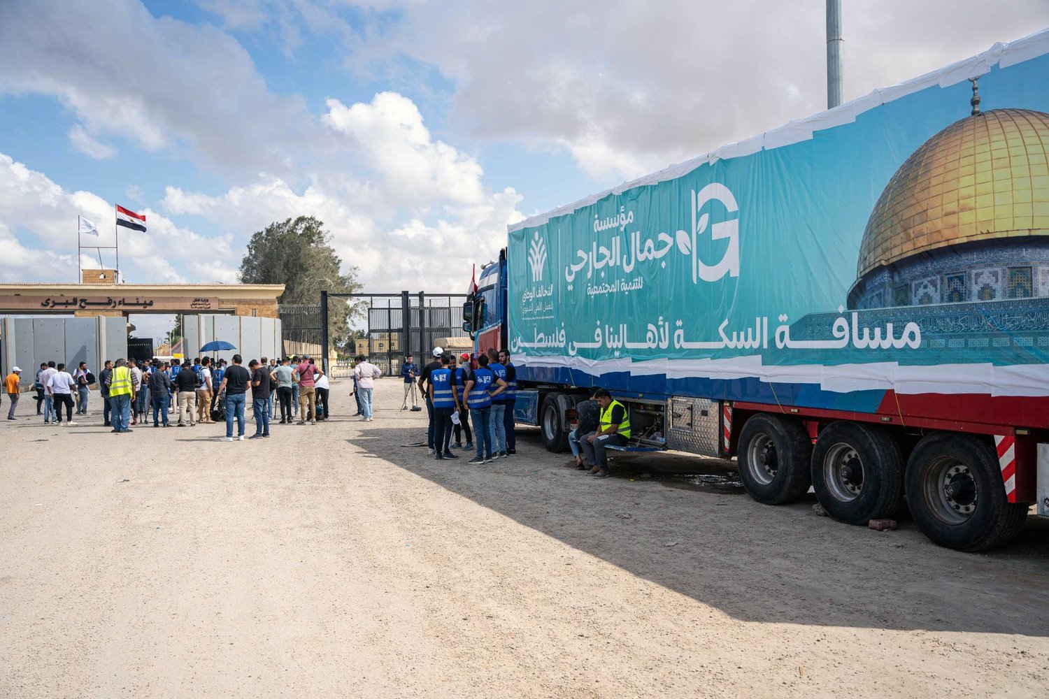 الهلال الأحمر المصري: اصطفاف 100 شاحنة مساعدات إنسانية بالقرب من معبر رفح 