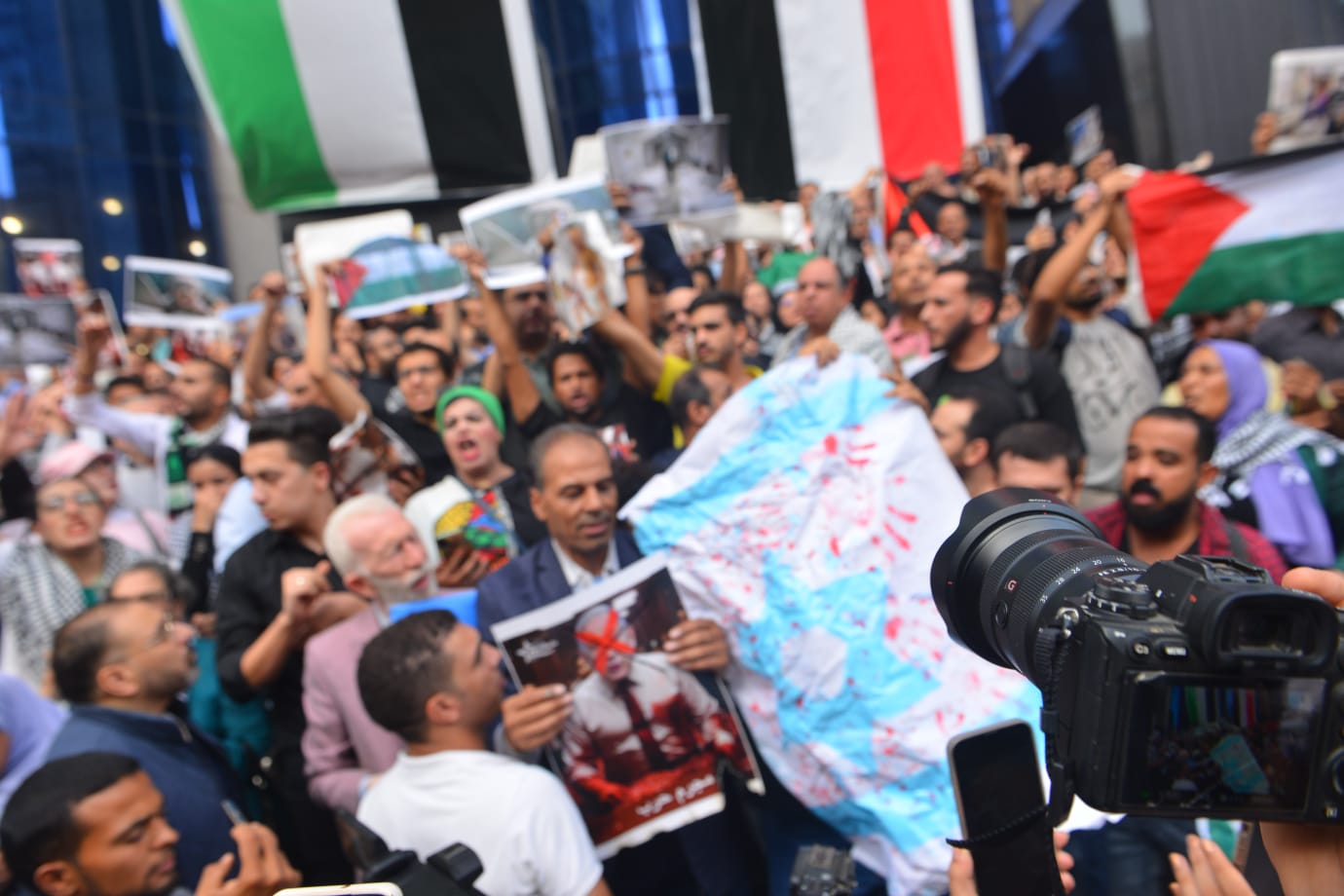 WhatsApp Image 2023 10 18 at 5.35.55 PM بالصور.. حرق العلم الإسرائيلي في مظاهرة حاشدة أمام نقابة الصحفيين