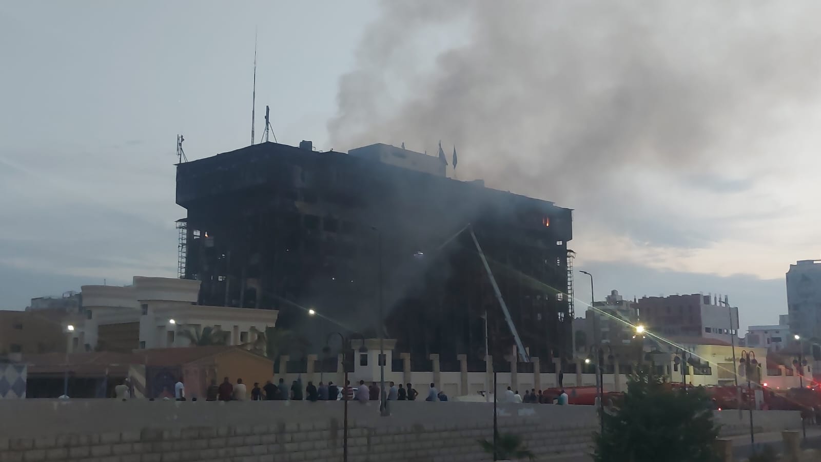 حريق مديرية أمن الإسماعيلية حريق الاسماعيلية اليوم.. فيديو يكشف سقوط مجند من الدور السادس