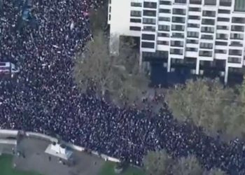 487507 6 1699713977 مليونية لندن..آلاف المتظاهرين يحاولون اقتحام السفارة الأمريكية في بريطانيا