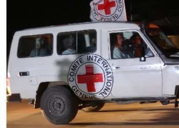 الصليب الأحمر يتسلم المحتجزين وصول حافلة الصليب الأحمر إلى سجن عوفر تمهيدًا للإفراج عن الأسرى الفلسطينيين