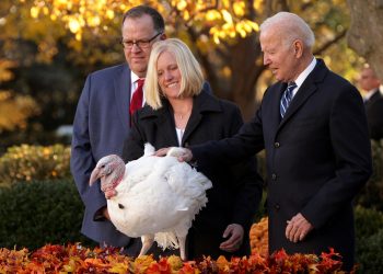 WASHINGTON, DC - NOVEMBER 19: Accompanied by Chairman of National Turkey Federation Phil Seger (L) and turkey grower Andrea Welp (C), U.S. President Joe Biden participates in the 74th annual Thanksgiving turkey pardon of Peanut Butter in the Rose Garden of the White House November 19, 2021 in Washington, DC. The 2021 National Thanksgiving Turkey, Peanut Butter, and alternate, Jelly, were raised in Jasper, Indiana and will reside on the campus of Purdue University in West Lafayette, Indiana, after todays presentation.   Alex Wong/Getty Images/AFP (Photo by ALEX WONG / GETTY IMAGES NORTH AMERICA / Getty Images via AFP)