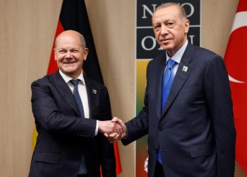 زي أردوغان يقوم بزيارة خاطفة إلي ألمانيا بعد اتهامه إسرائيل بـ"الإرهابية"