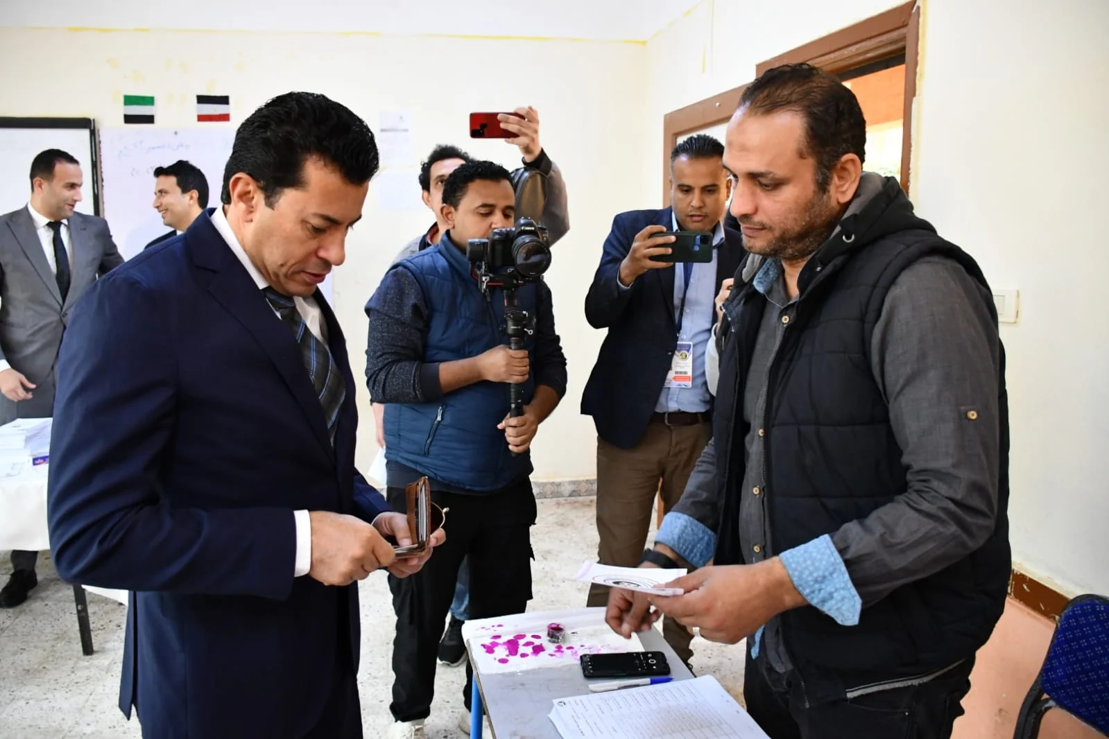 3 الانتخابات الرئاسية 2024.. وزير الشباب يدلي بصوته في مدينة الشروق