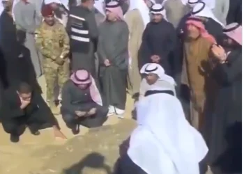 6 فيديو بكاء طبيب أمير الكويت على القبر يثير تعاطف رواد مواقع التواصل | شاهد