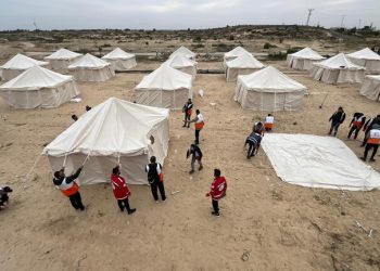 658eb4f0423604290c4726c2 1 مخيمات إيواء الفلسطينيين على الحدود المصرية تشعل الوسشيال ميديا