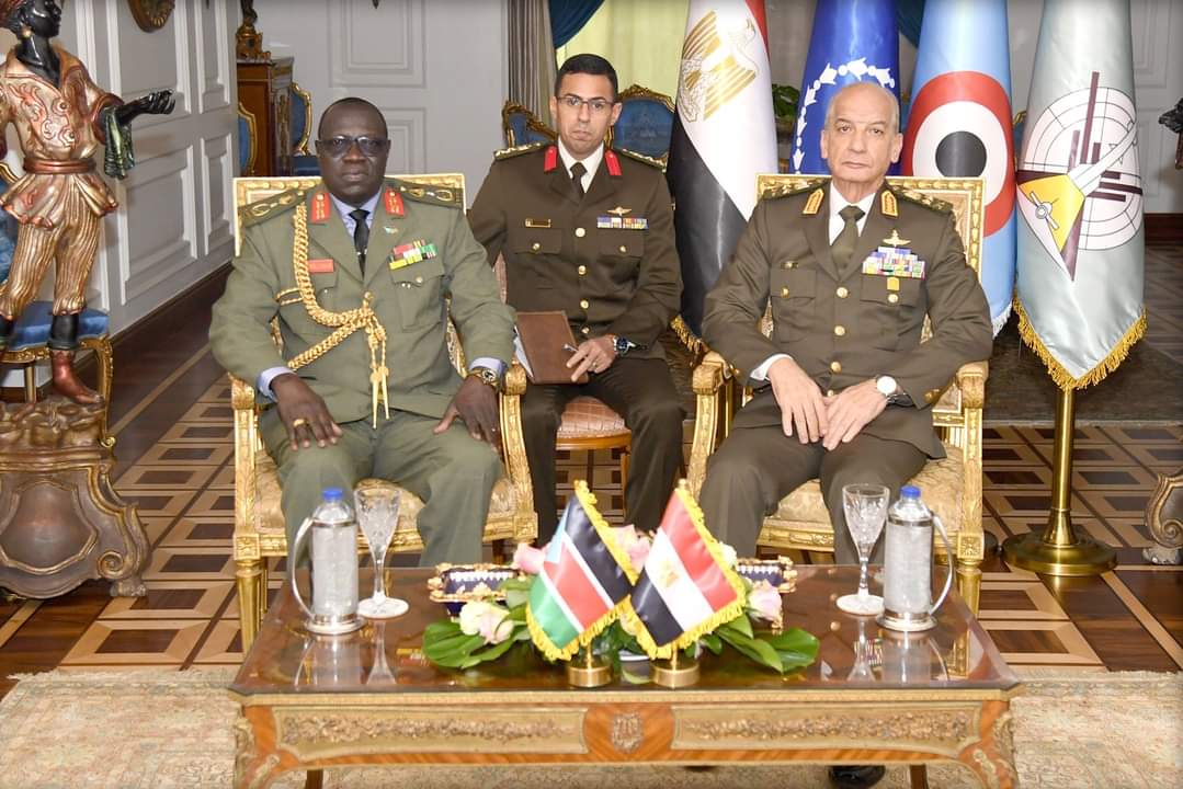 القائد العام يلتقي وزير الدفاع وشئون المحاربين القدامى بجنوب السودان
