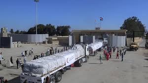 images 4 1 الهلال الأحمر المصري: عبور 6 شاحنات وقود و100 شاحنة مساعدات إلى غزة