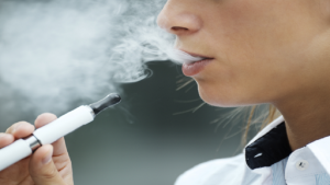 أطفال تدخن السيجارة الإلكترونية أخصائية غدد صماء: السجائر الإلكترونية تزيد عدد مرضي السكر وجلطات القلب