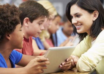 التابلت والطلاب التعليم: ربط أجهزة التابلت بمنصات التعلم الإكتروني لطلاب أولى ثانوي