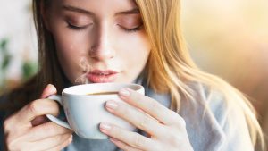 تناول القهوة 7 مشروبات ممنوع تناولها علي "الريق".. علاج القولون العصبي وقرحة المعدة