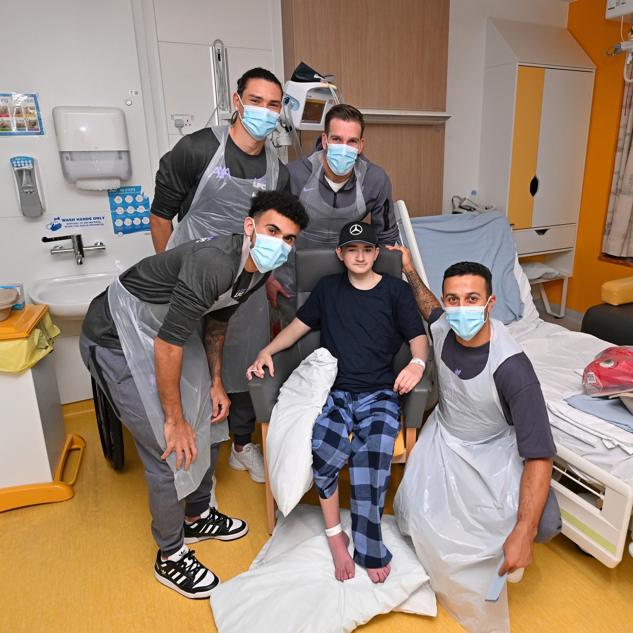 زيارة لاعبي ليفربول لمستشفى ألدر هاي