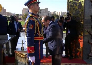722 الرئيس السيسي يضع إكليلًا من الزهور على النصب التذكاري لشهداء الشرطة