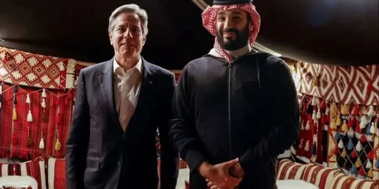887 محمد بن سلمان يعقد قمة سعودية أمريكية مع بلينكن في خيمة | فيديو